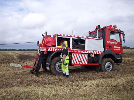 Peter Faarborg på arbejde med bjergningsbilen.